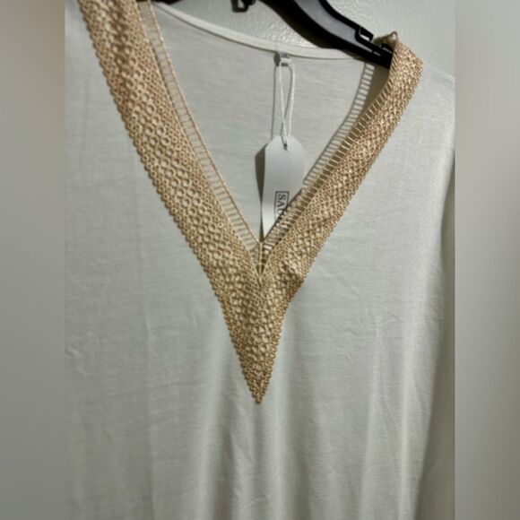 Woman’s Lace Trimmed Top. Size: 2XL - Picture 2 of 3